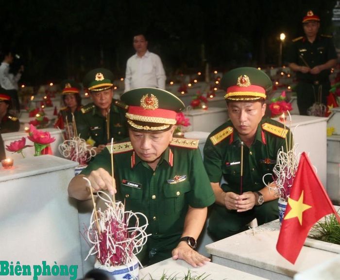 Thượng tướng Lê Quang Minh thắp hương tại phần mộ các Anh hùng, liệt sĩ ở Nghĩa trang Liệt sĩ Quốc gia Vị Xuyên. Ảnh: Cẩm Linh