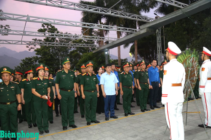 Thượng tướng Lê Quang Minh, Phó Chủ nhiệm Tổng cục Chính trị Quân đội nhân dân Việt Nam cùng các đại biểu dâng hoa, dâng hương tưởng niệm các Anh hùng, liệt sĩ tại Nghĩa trang Liệt sĩ Quốc gia Vị Xuyên. Ảnh: Cẩm Linh