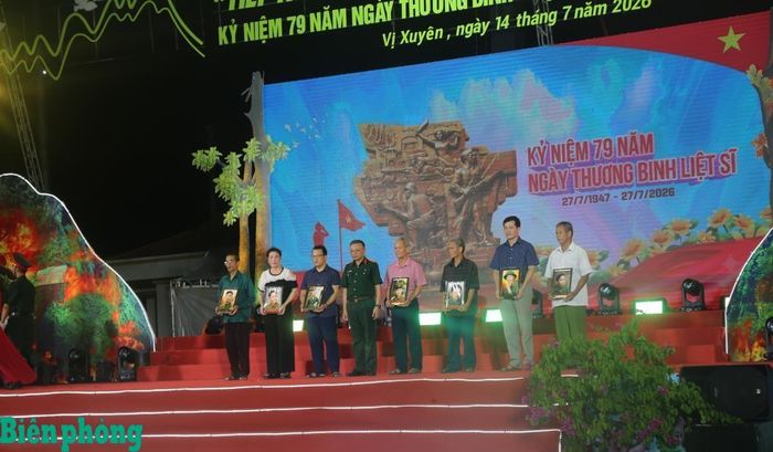 Thượng tướng Lê Quang Minh trao tặng ảnh phục dựng liệt sĩ cho thân nhân các gia đình liệt sĩ. Ảnh: Cẩm Linh