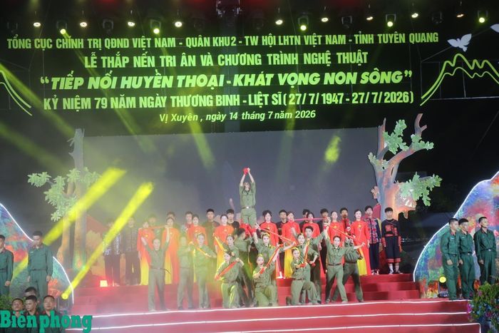 Một tiết mục tại chương trình giao lưu nghệ thuật “Tuổi trẻ Quân đội tiếp nối huyền thoại - Khát vọng non sông”. Ảnh: Cẩm Linh