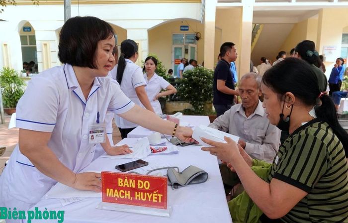 Hoạt động khám chữa bệnh miễn phí được Ban tổ chức triển khai sáng 14/7. Ảnh: Cẩm Linh