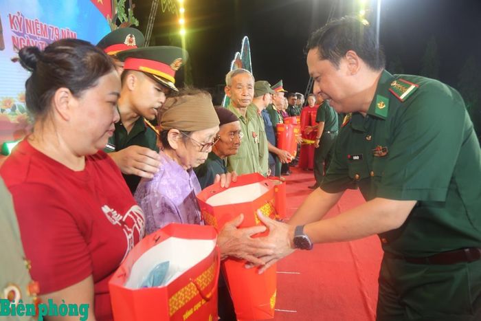 Đại tá Cà Văn Lập, Phó Chủ nhiệm Chính trị Bộ đội Biên phòng trao quà của Ban tổ chức tặng các đối tượng chính sách tại chương trình. Ảnh: Cẩm Linh