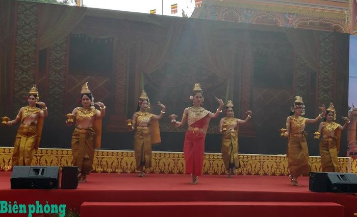 Một tiết mục biểu diễn của Câu lạc bộ nghệ thuật Khmer phường Vĩnh Thông mừng Tết cổ truyền Chôl Chnăm Thmây năm 2026. Ảnh: Mỹ Xuyên