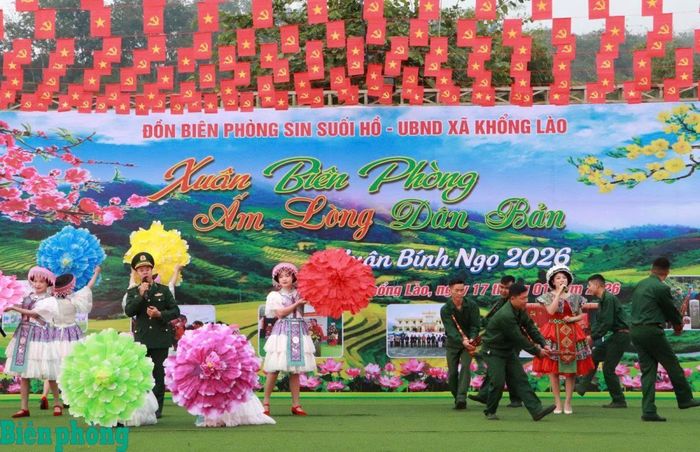 Cán bộ, chiến sĩ Đồn Biên phòng Sin Suối Hồ, Bộ đội Biên phòng tỉnh Lai Châu và các hạt nhân văn nghệ của xã Khổng Lào biểu diễn văn nghệ phục vụ nhân dân tại Chương trình “Xuân Biên phòng ấm lòng dân bản” năm 2026. Ảnh: Đức Duẩn