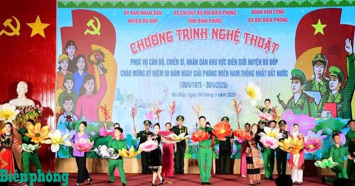 Đoàn Văn công Bộ đội Biên phòng biểu diễn văn nghệ phục vụ cán bộ, chiến sĩ và nhân dân khu vực biên giới huyện Bù Đốp, tỉnh Bình Phước (nay là xã Tân Tiến, thành phố Đồng Nai). Ảnh: Tú Trịnh
