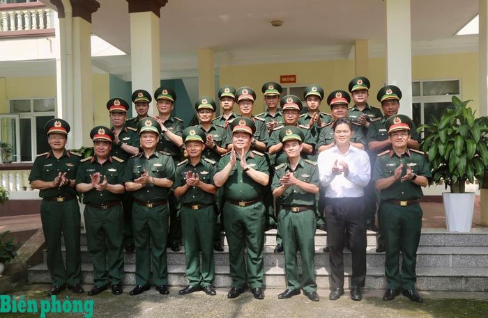 Các đại biểu chụp ảnh lưu niệm tại đơn vị. Ảnh: Cẩm Linh