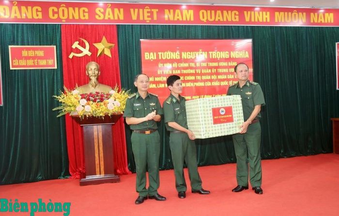 Trung tướng Nguyễn Anh Tuấn trao quà của Đảng ủy, Bộ Tư lệnh Bộ đội Biên phòng tặng cán bộ, chiến sĩ Đồn Biên phòng cửa khẩu quốc tế Thanh Thủy. Ảnh: Cẩm Linh