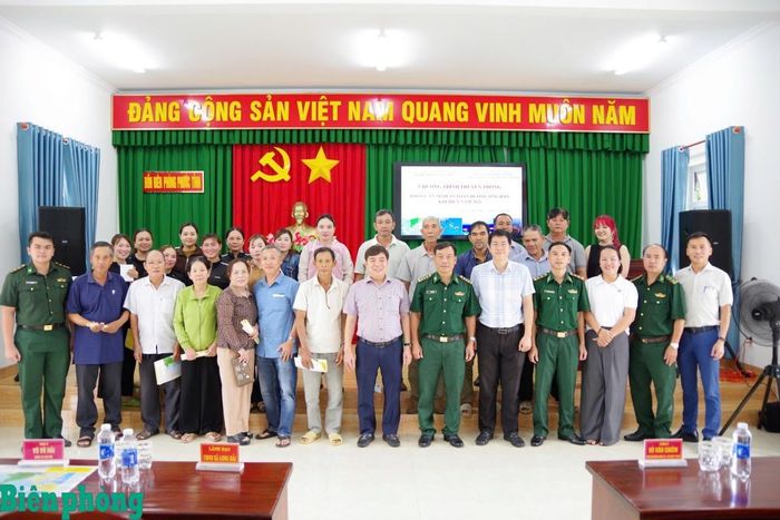 Ngày 3/7, Đồn Biên phòng Phước Tỉnh, Bộ đội Biên phòng thành phố Hồ Chí Minh phối hợp với Công ty Đường ống khí Nam Côn Sơn, Công ty Vận chuyển khí Đông Nam Bộ tổ chức Hội nghị tuyên truyền chống khai thác IUU và truyền thông bảo đảm an ninh, an toàn dầu khí cho ngư dân xã Long Hải, thành phố Hồ Chí Minh. Ảnh: Quang Anh