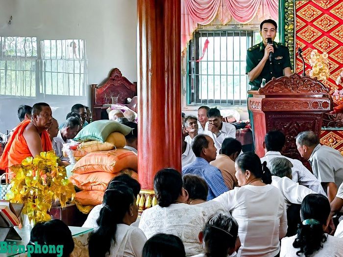 Ngày 15/7, Đồn Biên phòng Vĩnh Châu, Bộ đội Biên phòng thành phố Cần Thơ phối hợp với Chùa Tà Đớt, phường Vĩnh Châu, thành phố Cần Thơ tổ chức tuyên truyền pháp luật về phòng, chống ma túy cho 130 lượt bà con phật tử và nhân dân trên địa bàn. Qua đó, góp phần nâng cao nhận thức, ý thức chấp hành pháp luật và phát huy vai trò của quần chúng trong đấu tranh phòng, chống tội phạm. Ảnh: Văn Long