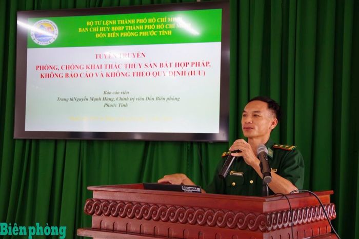 Trung tá Nguyễn Mạnh Hùng, Chính trị viên Đồn Biên phòng Phước Tỉnh, Bộ đội Biên phòng thành phố Hồ Chí Minh tuyên truyền chống khai thác IUU cho ngư dân trên địa bàn xã Long Hải. Ảnh: Quang Anh