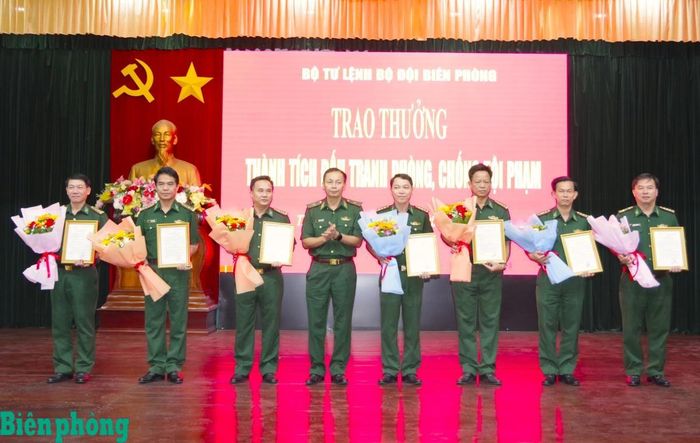 Thiếu tướng Hoàng Hữu Chiến trao thưởng cho các đơn vị. Ảnh: Lê Khoa