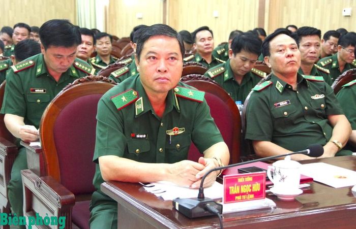 Thiếu tướng Trần Ngọc Hữu cùng các đại biểu dự hội nghị. Ảnh: Lê Khoa