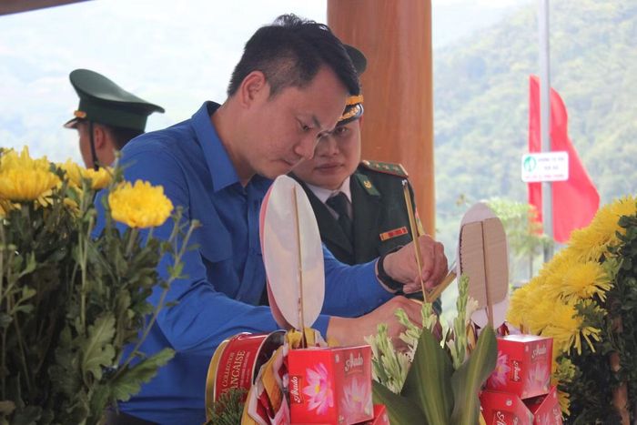 Anh Nguyễn Kim Quy - Bí thư Ban Chấp hành Trung ương Đoàn, Phó Chủ tịch Thường trực Trung ương Hội Liên hiệp Thanh niên Việt Nam thành kính dâng hương anh linh các liệt sĩ tại Cao điểm 468.