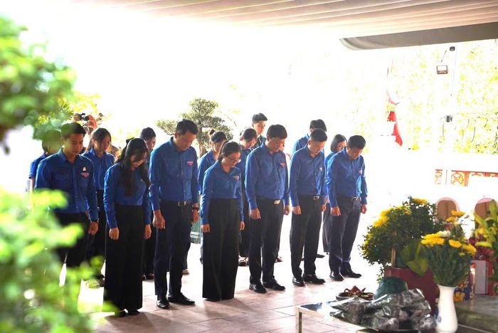 Đoàn Công tác mặc niệm, thành kính tri ân các liệt sĩ tại Điểm cao 468, thôn Nặm Ngặt, xã Thanh Thủy.