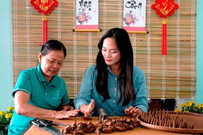 Du khách trải nghiệm làm hương sạch Tân Nguyên tại cơ sở sản xuất.