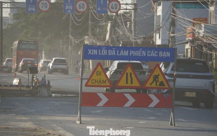 Khu vực thi công dự án được dựng biển cảnh báo phân luồng, thu hẹp lòng đường tạo thành nút thắt cổ chaim, khiến tình trạng ùn tắc thường xảy ra vào giờ cao điểm.
