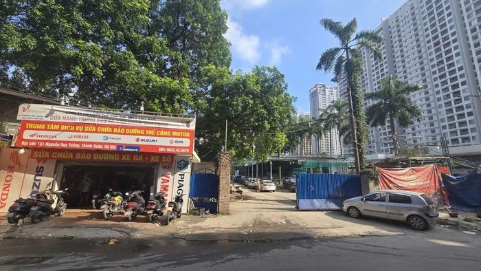 Đây là một trong những vị trí đất có diện tích lớn tại trung tâm phường Thanh Xuân. Tuy nhiên, khu đất này thời gian qua phát sinh nhiều diễn biến phức tạp về quản lý sử dụng đất và trật tự xây dựng, tiềm ẩn nguy cơ mất an ninh trật tự tại địa phương. Ghi nhận thực tế, khu vực này bị biến tướng, chuyển đổi mục đích sử dụng sang hoạt động kinh doanh các dịch vụ thương mại như bãi trông giữ xe và khu vực họp chợ cóc tự phát.