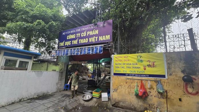 Trước các sai phạm kéo dài, UBND phường Thanh Xuân đã áp dụng đồng bộ nhiều biện pháp ngăn chặn nghiêm khắc theo quy định pháp luật. Ngày 30/7/2025, UBND phường ban hành Quyết định số 356/QĐ-UBND áp dụng biện pháp yêu cầu ngừng cung cấp dịch vụ điện, nước đối với công trình vi phạm tại đây. Trên cơ sở đó, Công ty cổ phần VIWACO đã ngừng cung cấp dịch vụ nước từ ngày 07/8/2025 và Công ty Điện lực Hà Đông ngừng cung cấp dịch vụ điện từ ngày 02/10/2025.