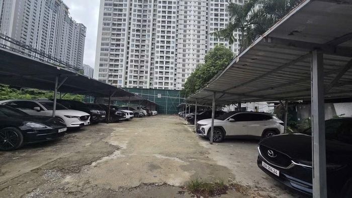 Một phần lớn diện tích tại đây đã bị biến tướng thành bãi trông giữ xe quy mô lớn. Toàn bộ khu vực này được quây tôn, dựng mái che bán kiên cố nhằm phục vụ lượng phương tiện lớn từ các khu vực lân cận đổ về.