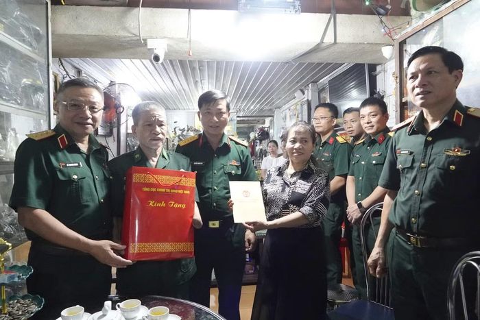 Ban Tổ chức chương trình tới thăm hỏi, động viên thương binh nặng Phạm Xuân Hải (SN 1959, ở thôn 7, xã Vị Xuyên, tỉnh Tuyên Quang), Ảnh: Nguyễn Minh