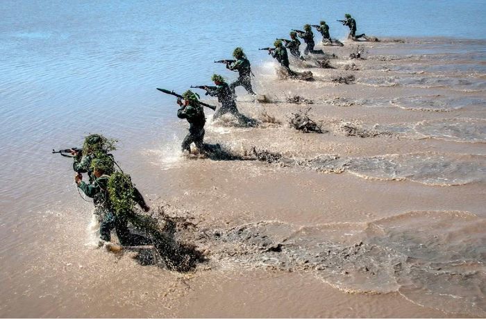  Chiến sĩ Tiểu đoàn 1 luyện tập chiến thuật địa hình sông nước. Ảnh: Bộ Chỉ huy Quân sự Tây Ninh 