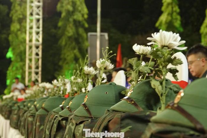 Trên hàng ghế đầu tiên tại chương trình nghệ thuật là những chiếc ba lô quân trang tượng trưng cho anh linh các Anh hùng liệt sĩ đã hy sinh cho độc lập, tự do của dân tộc.