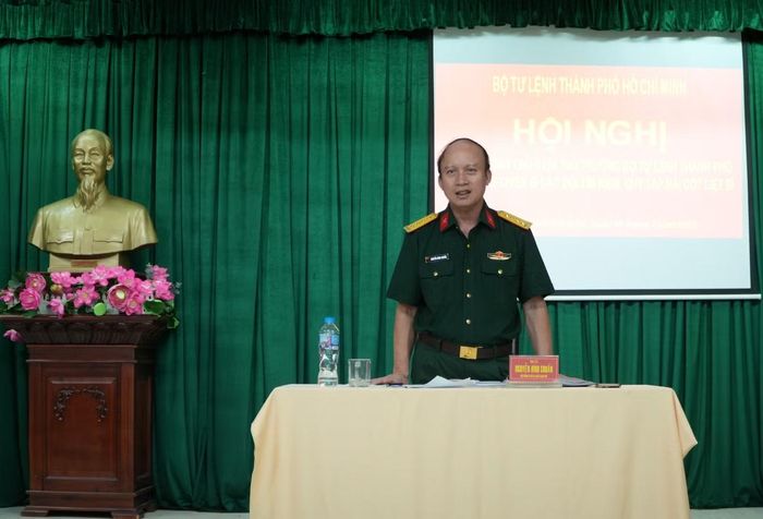 Đại tá Nguyễn Đình Chuẩn trao đổi với cán bộ, chiến sĩ các đội K trực tiếp thực hiện nhiệm vụ. Ảnh: Tuấn Tài