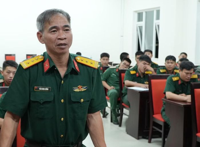 Thượng tá Trần Hùng Cường trao đổi tại buổi đối thoại. Ảnh: Tuấn Tài