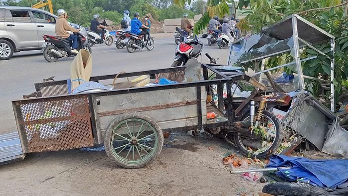 Xe máy lôi kéo chở thức ăn tại hiện trường.