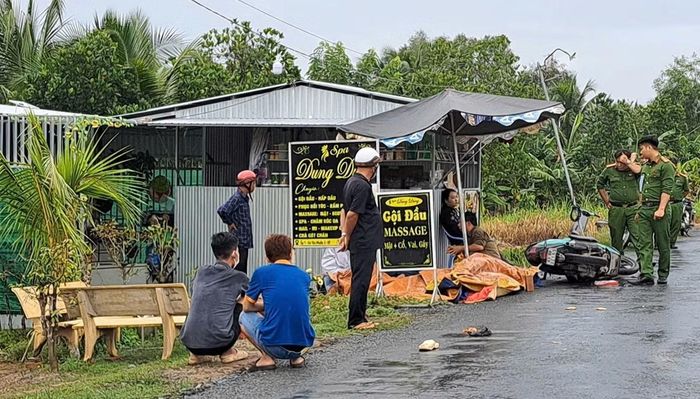 Hiện trường tai nạn giao thông xảy ra trên tuyến đường Nam Kênh 2, thuộc địa bàn xã Tân Phước 3, tỉnh Đồng Tháp.