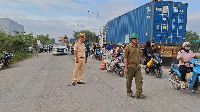 Hiện trường vụ tai nạn giữa xe đầu kéo và xe máy kéo lôi chở thức ăn sáng từ đường dẫn cao tốc TPHCM - Trung Lương vào KCN Long Giang.