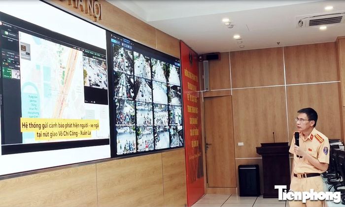 Trung tá Phạm Quang Minh – Phó Đội trưởng Đội Chỉ huy giao thông và điều khiển đèn tín hiệu giao thông thông tin về tính năng hệ thống camera AI và bảng LED điện tử.