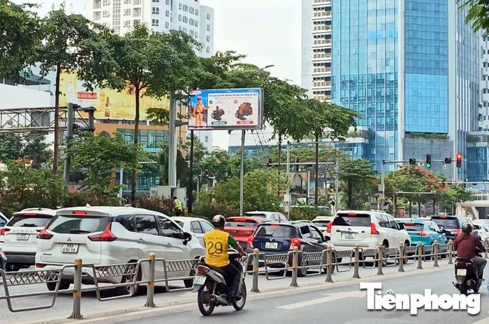 Màn hình LED tại nút giao Võ Chí Công - Nguyễn Hoàng Tôn.