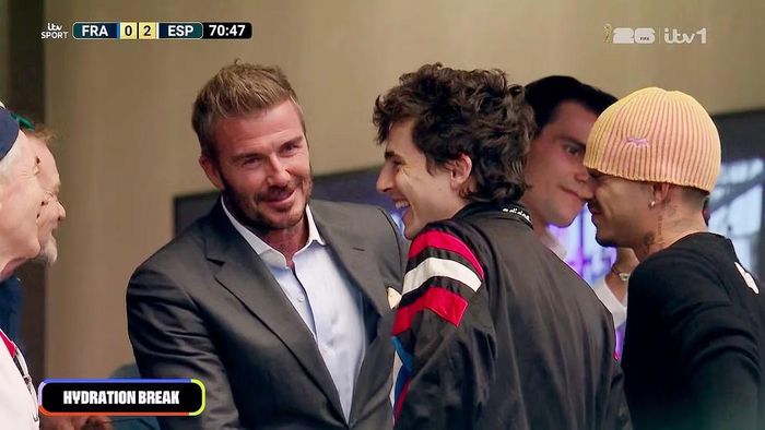Trong thời gian nghỉ giữa trận bán kết Pháp - Tây Ban Nha, David Beckham tiến đến chào hỏi "chàng thơ nước Pháp" Timotheé Chalamet tại khu vực VIP. Hai người trò chuyện vui vẻ, bắt tay và cười lớn trước khi trở lại theo dõi trận đấu. Khoảnh khắc Beckham và Chalamet gặp gỡ nhanh chóng lan truyền trên mạng xã hội, trở thành một trong những hình ảnh được chia sẻ nhiều nhất sau trận bán kết.