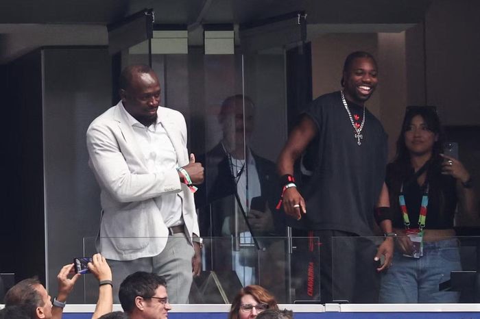 Huyền thoại điền kinh Usain Bolt (trái) và nhà vô địch Olympic Noah Lyles nhận nhiều sự chú ý khi xuất hiện trên khán đài VIP. Bolt chọn phong cách lịch lãm với vest sáng màu, Lyles diện trang phục streetwear cùng dây chuyền nổi bật. Hai ngôi sao nhiều lần cười nói, giao lưu với các khách mời trong bầu không khí sôi động của trận bóng.