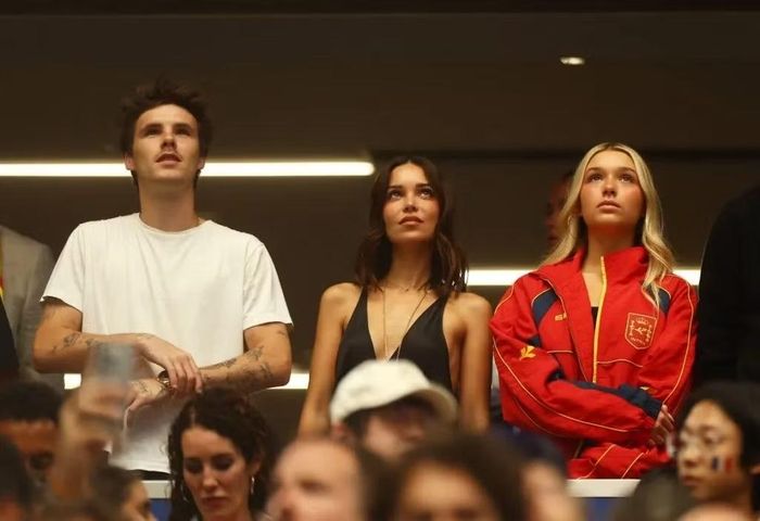 Khoảnh khắc Harper Beckham (áo khoác đỏ) cùng anh trai Cruz và bạn gái chăm chú theo dõi trận bóng.