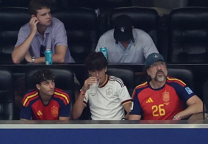 Tài tử Javier Bardem xuất hiện cùng hai con xem trận bán kết World Cup 2026 giữa Tây Ban Nha và Pháp. Tài tử từng đoạt giải Oscar mặc áo đấu tuyển Tây Ban Nha số 26, trong khi các con cũng diện trang phục của đội nhà để cổ vũ. Gia đình Bardem chăm chú theo dõi trận đấu từ khán đài VIP.