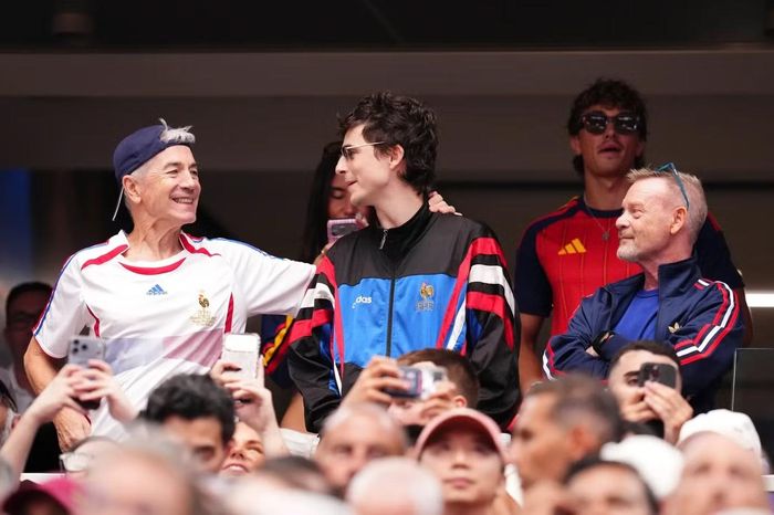 Timotheé Chalamet theo dõi trận Tây Ban Nha - Pháp cùng người thân tại sân AT&T. Nam diễn viên chọn áo khoác retro của đội tuyển Pháp, gợi nhớ phong cách bóng đá thập niên 1990. Trên khán đài, Chalamet liên tục trò chuyện với gia đình, không giấu được vẻ căng thẳng khi tuyển Pháp gặp nhiều khó khăn trước Tây Ban Nha, theo The Sun.