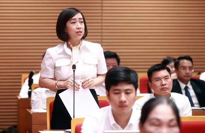 Bà Nguyễn Thị Thanh Hằng - Chủ tịch UBND phường Phúc Lợi trả lời chất vấn.