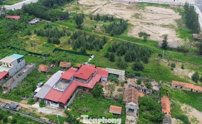 Quá trình giải phóng mặt bằng dự án vẫn còn tồn tại kéo dài. Công ty TNHH Ngân Hạnh và UBND xã Hoằng Tiến báo cáo đã hoàn thành giải phóng mặt bằng trong phần diện tích được giao. Tuy nhiên, hiện còn hộ dân dù đã nhận tiền bồi thường vẫn chưa di dời vì chưa được bố trí đất tái định cư. Thanh tra nhận định UBND huyện Hoằng Hóa trước đây thu hồi đất của người dân khi chưa có mặt bằng tái định cư là không đảm bảo quy định của Chính phủ. Trong ảnh là khu vực giải phóng mặt bằng giao đất cho dự án.