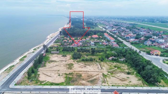 Năm 2004, UBND tỉnh Thanh Hóa ban hành quyết định thu hồi gần 15ha đất tại xã Hoằng Trường (nay thuộc xã Hoằng Tiến) giao cho Công ty TNHH Ngân Hạnh thực hiện Dự án Khu du lịch sinh thái biển Ngân Hạnh. Mục tiêu là xây dựng Nhà nghỉ, khách sạn, khu vui chơi giải trí; xây dựng biệt thự để chuyển nhượng hoặc thuê đất và trồng rừng và bảo vệ rừng phòng hộ... theo vị trí 4 khu A, B, C, D.