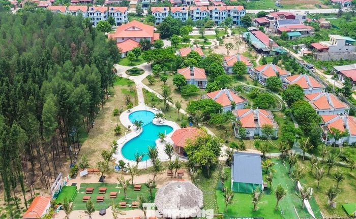 Trong khuôn viên dự án, doanh nghiệp đã xây dựng 18/27 căn biệt thự, khách sạn mới hoàn thành hai trên ba tầng, cùng một số hạng mục như bể bơi, hồ sen, chòi nghỉ và đường nội bộ. Nhiều công trình khác như nhà nghỉ dưỡng, nhà hàng dịch vụ biển và các công trình phụ trợ vẫn chưa được triển khai.