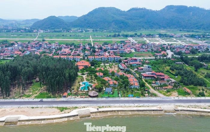 Theo ghi nhận, dự án nằm sát bãi biển Hải Tiến, giữa khu vực có các biệt thự nghỉ dưỡng và một số hạng mục như bể bơi, chòi nghỉ. Tuy nhiên, bên trong dự án vẫn còn hàng chục nghìn m2 đất chưa được đầu tư phát triển đúng quy hoạch khiến khu vực này trông hoang vu, nhếch nhác.