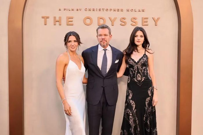 Nam chính Matt Damon dự thảm đỏ cùng vợ, nhà sản xuất phim Luciana Barroso, và con gái Isabella Damon. Ảnh: Getty Images.