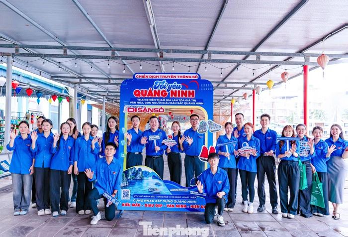 Tại Cảng tàu quốc tế Tuần Châu, Đoàn phường Tuần Châu triển khai chiến dịch bằng xây dựng điểm check-in tại lối dẫn ra bến tàu đưa khách tham quan vịnh Hạ Long.