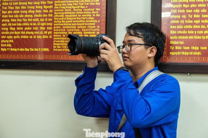  Bạn Nguyễn Ngọc Mừng - đoàn viên Đoàn phường Yên Tử sử dụng thiết bị công nghệ số để thu thập thông tin và sáng tạo các clip, hình ảnh nhằm quảng bá Di sản Yên Tử. "Thông qua công nghệ, tôi chủ động chia sẻ những câu chuyện đẹp về quê hương, con người Quảng Ninh trên các nền tảng mạng xã hội, góp phần lan tỏa hình ảnh Quảng Ninh văn minh, thân thiện, hiện đại và giàu bản sắc", Mừng chia sẻ. 