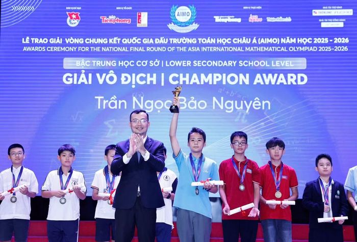 Đại diện Ban tổ chức trao giải cho thí sinh tại Vòng chung kết Quốc gia.
