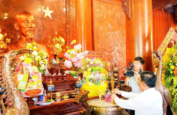 Thường trực Ban Bí thư Trần Cẩm Tú dâng hương tưởng niệm Chủ tịch Hồ Chí Minh.