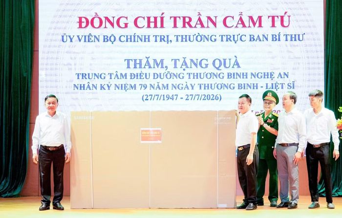 Thường trực Ban Bí thư Trần Cẩm Tú tặng quà Trung tâm điều dưỡng thương binh Nghệ An.