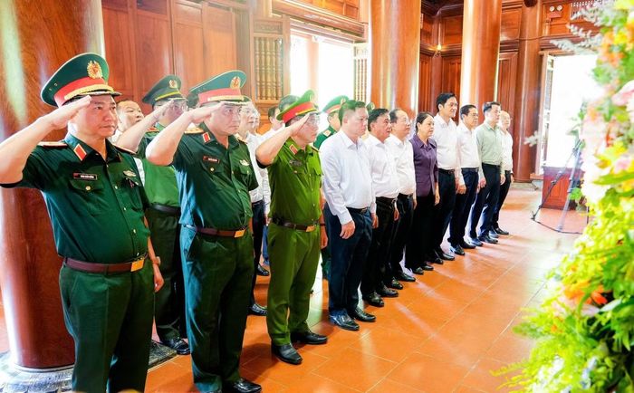 Thường trực Ban Bí thư Trần Cẩm Tú cùng đoàn đại biểu dành phút mặc niệm tưởng nhớ và bày tỏ lòng biết ơn vô hạn đối với công lao to lớn của Chủ tịch Hồ Chí Minh. (Ảnh: P.Bằng)